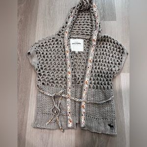 Vintage Abercrombie kids hooded vest with flower lining details